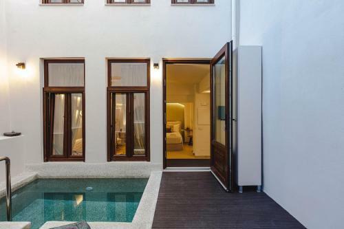 Cocktail Pool Luxury Suite