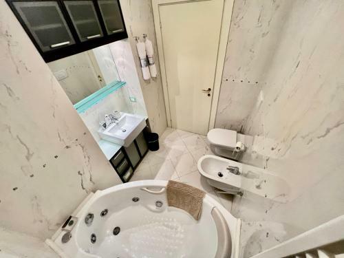 Divina Luxury Apartment With Jacuzzi Near The Lake