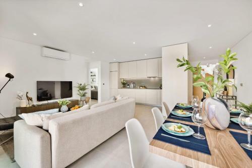 Luxorious Beachside Apartment With Pool