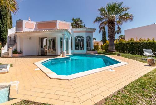 Villa With Pool And Golf View