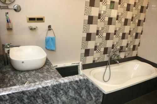 Penthouse 2bhk With Bathtub And Terrace