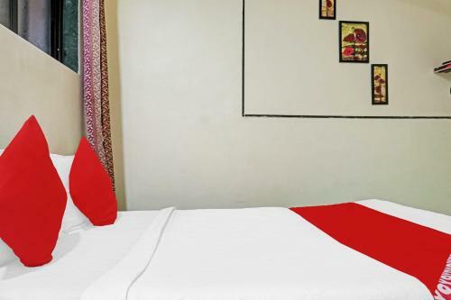 Oyo 90498 Hotel Golden Crown