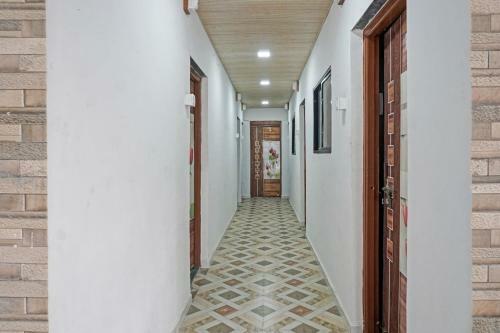 Oyo 90498 Hotel Golden Crown