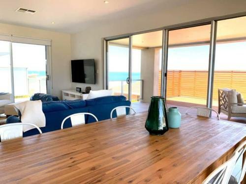 Karibu Beach Retreat- Panoramic Sea Views 4 Bdrms