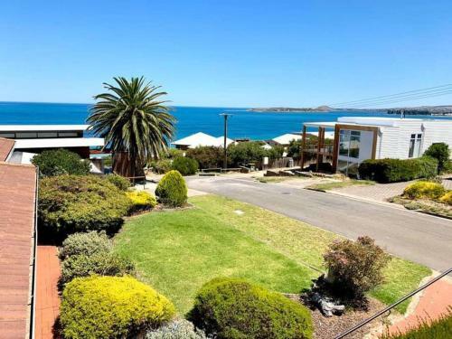 Karibu Beach Retreat- Panoramic Sea Views 4 Bdrms