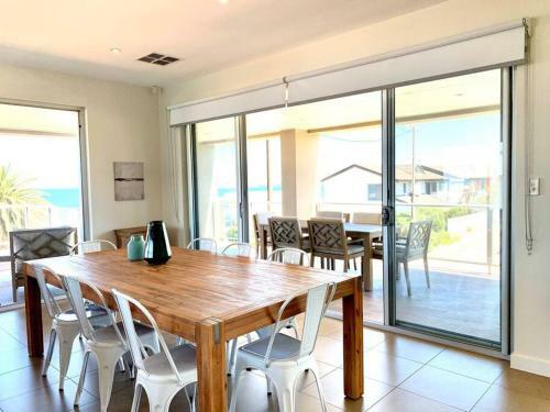 Karibu Beach Retreat- Panoramic Sea Views 4 Bdrms