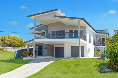 Honeysuckle Beachfront Home With Pool