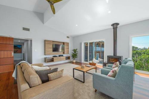 Honeysuckle Beachfront Home With Pool