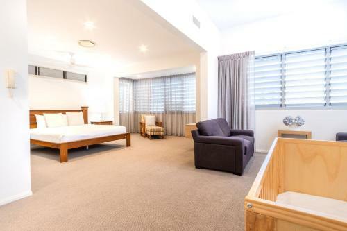 Luxurious Mount Coolum Lakeside Home - Minutes Walk To Hike Mount Coolum