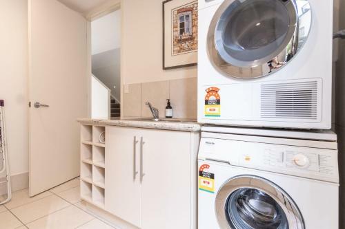 Luxurious Mount Coolum Lakeside Home - Minutes Walk To Hike Mount Coolum
