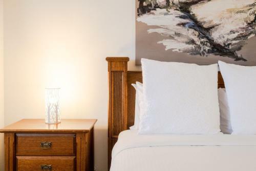 Luxurious Mount Coolum Lakeside Home - Minutes Walk To Hike Mount Coolum