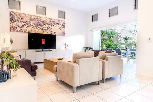 Luxurious Mount Coolum Lakeside Home - Minutes Walk To Hike Mount Coolum
