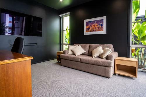 Luxurious Mount Coolum Lakeside Home - Minutes Walk To Hike Mount Coolum