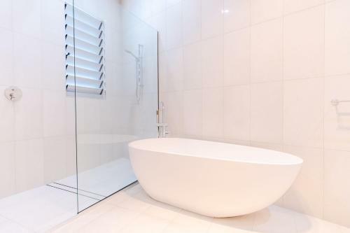 Luxurious Mount Coolum Lakeside Home - Minutes Walk To Hike Mount Coolum