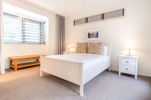 Luxurious Mount Coolum Lakeside Home - Minutes Walk To Hike Mount Coolum