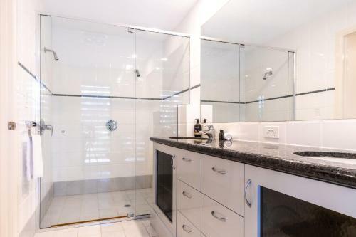 Luxurious Mount Coolum Lakeside Home - Minutes Walk To Hike Mount Coolum