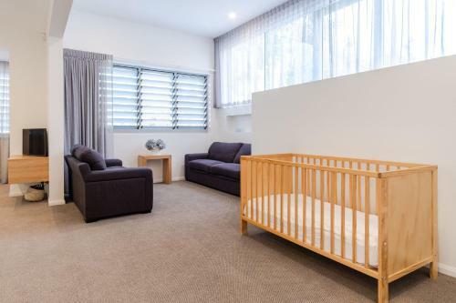 Luxurious Mount Coolum Lakeside Home - Minutes Walk To Hike Mount Coolum