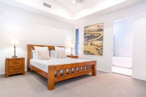 Luxurious Mount Coolum Lakeside Home - Minutes Walk To Hike Mount Coolum