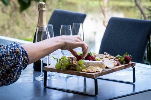 Luxurious Mount Coolum Lakeside Home - Minutes Walk To Hike Mount Coolum