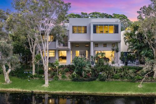 Luxurious Mount Coolum Lakeside Home - Minutes Walk To Hike Mount Coolum