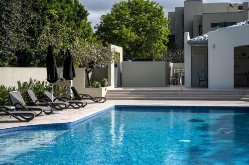 Luxurious Mount Coolum Lakeside Home - Minutes Walk To Hike Mount Coolum