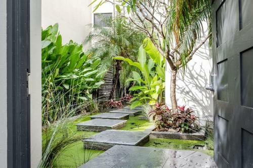 Luxurious Mount Coolum Lakeside Home - Minutes Walk To Hike Mount Coolum