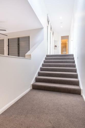 Luxurious Mount Coolum Lakeside Home - Minutes Walk To Hike Mount Coolum