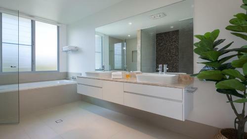 Belle Mare Holiday House