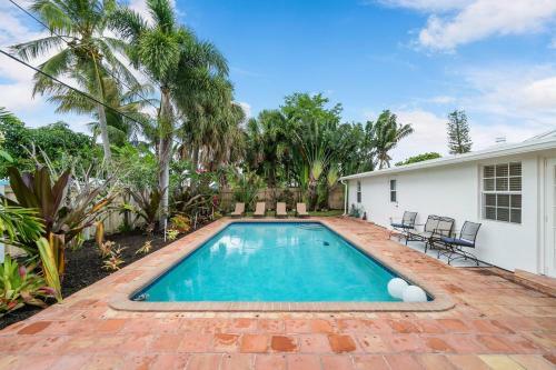 Chic Coastal - Heated Pool, Near Everything!