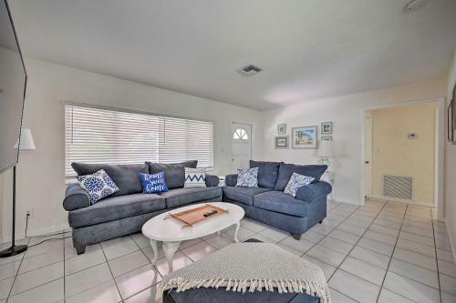 Bright Family Home, Walk To Vanderbilt Beach!
