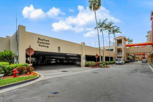 Bayfront Beauty - Downtown Naples Condo