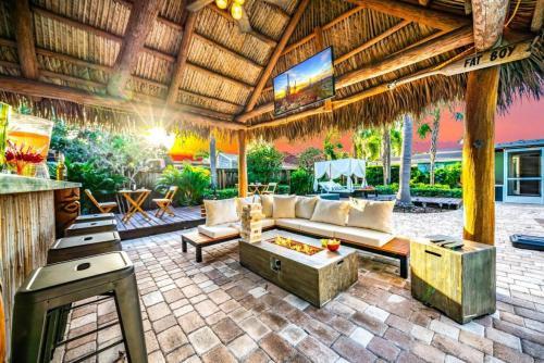 Chique Pool And Tiki Resort