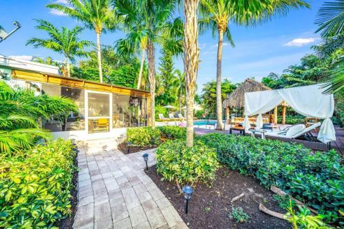 Chique Pool And Tiki Resort