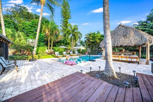 Chique Pool And Tiki Resort