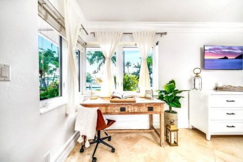 Waterfront Pool Dream Vacation