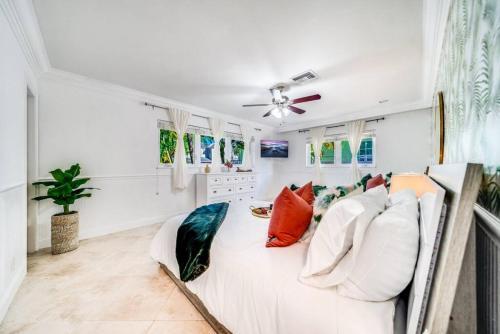 Waterfront Pool Dream Vacation