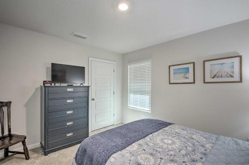 Musical Pensacola Home With Fire Pit And Grill!
