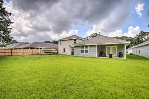 Musical Pensacola Home With Fire Pit And Grill!