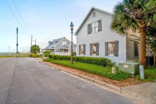 Downtown Seville Bayview Home