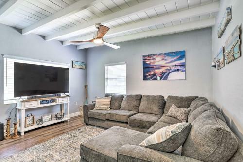 Bright Pinellas Park Getaway With Private Pool!