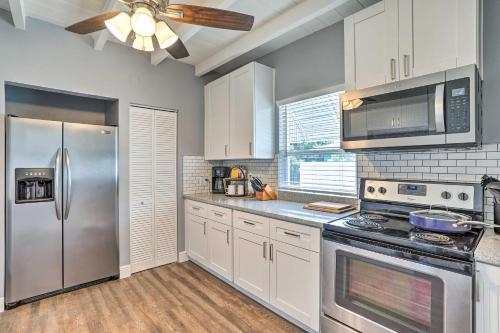 Bright Pinellas Park Getaway With Private Pool!