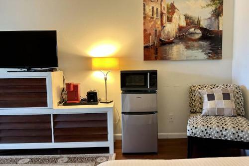 Saddlebrook Resort Studio Suite - Peaceful Pond Paradise - Pet Friendly - Convenience And Comfort