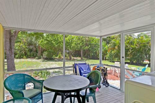 Charming East End Residence Steps To Beach