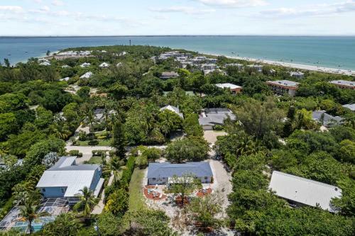 Charming East End Residence Steps To Beach