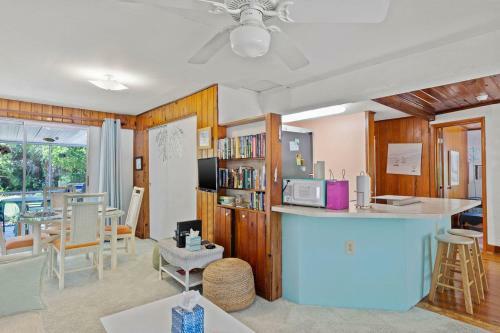 Charming East End Residence Steps To Beach