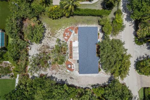Charming East End Residence Steps To Beach