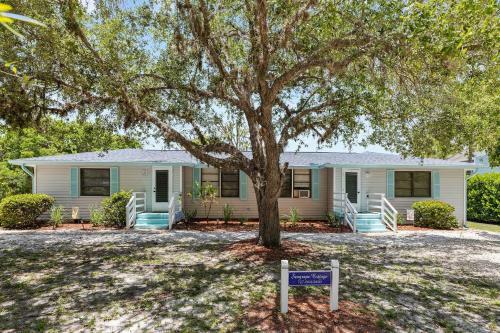 Charming East End Residence Steps To Beach
