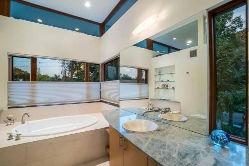 Luxury Modern Villa In Heart Of Sarasota