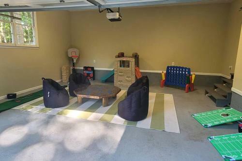 Entire Home, Waterfront Lake Lanier - Kayaks, Dock