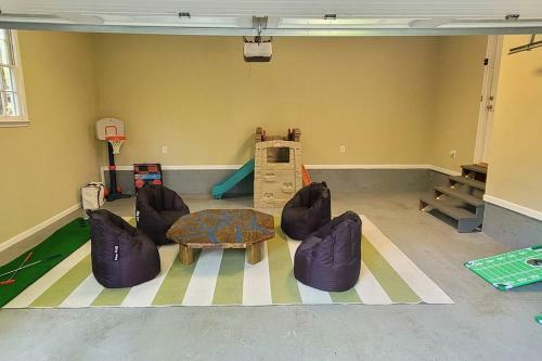 Entire Home, Waterfront Lake Lanier - Kayaks, Dock
